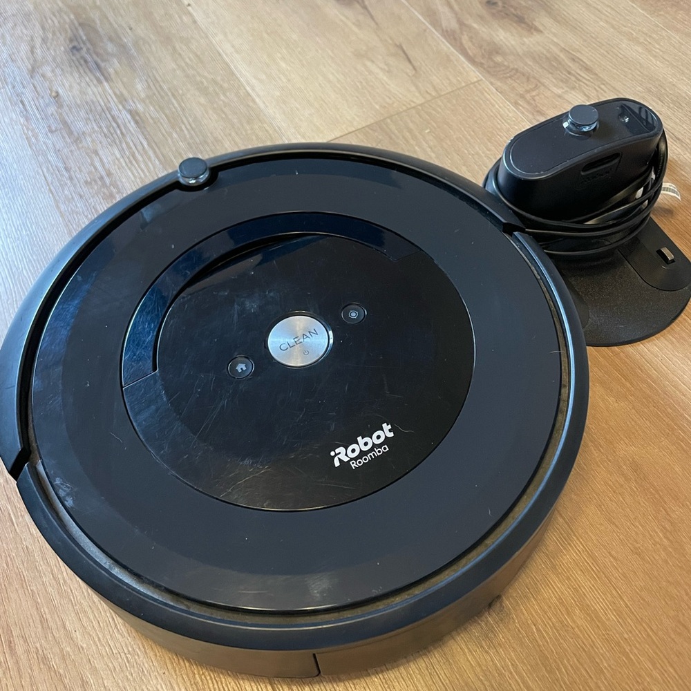 iRobot Roomba e5 Vacuum Cleaner in Black